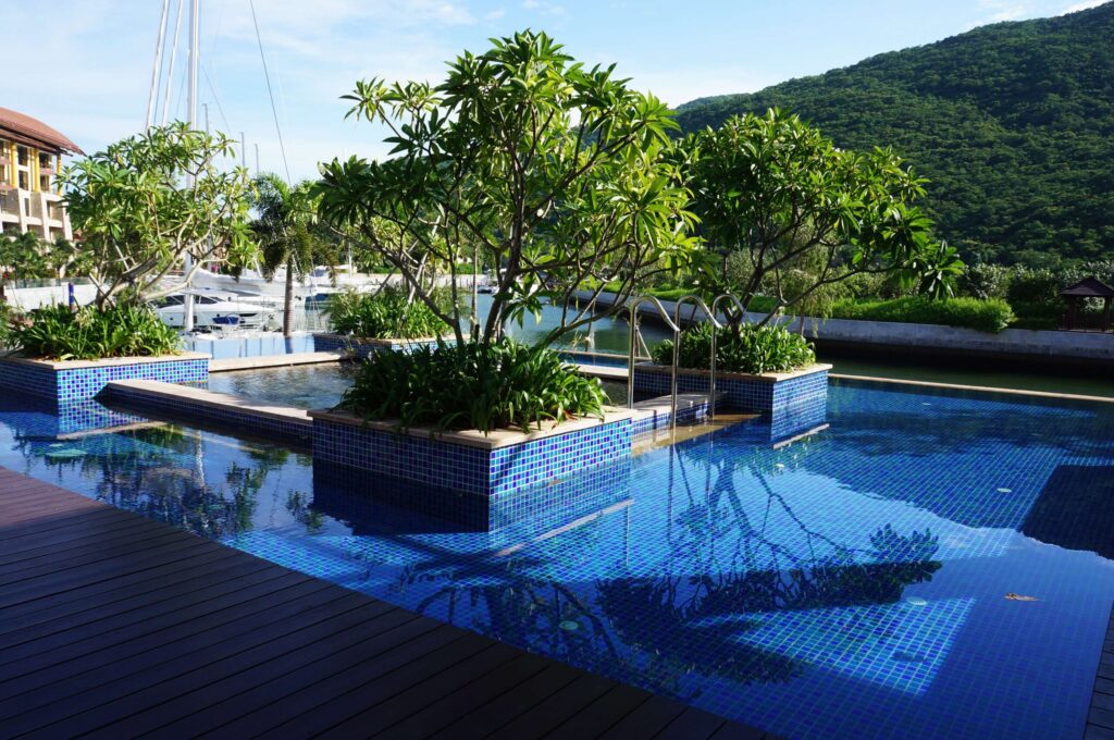 Бассейн в отеле The St. Regis Sanya Yalong Bay Resort.