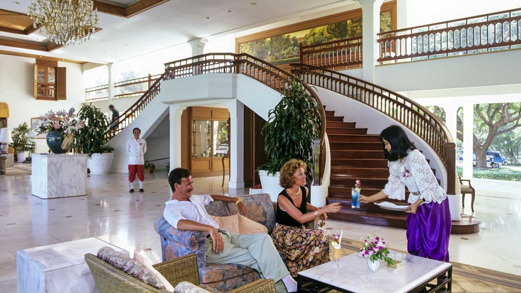 Туристы в вестибюле отеля Sofitel Centara Grand Resort