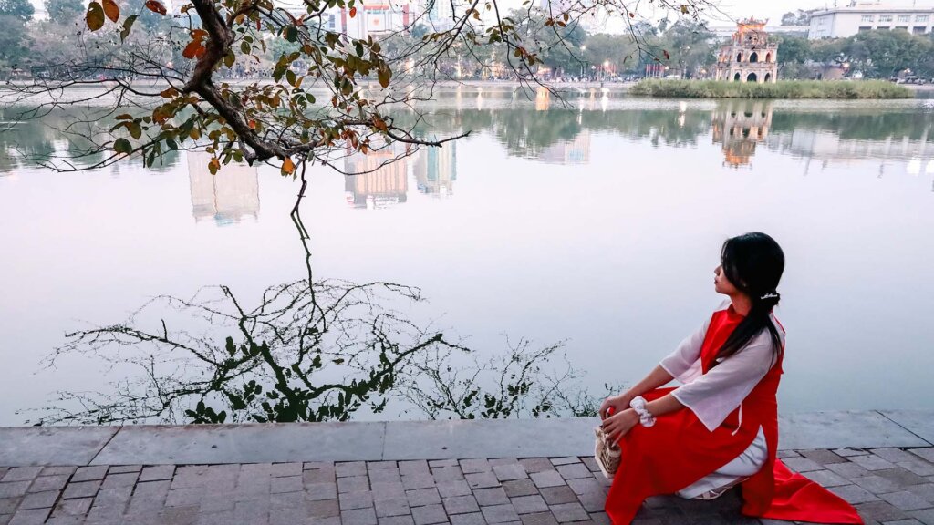 девушка сидит у пруда