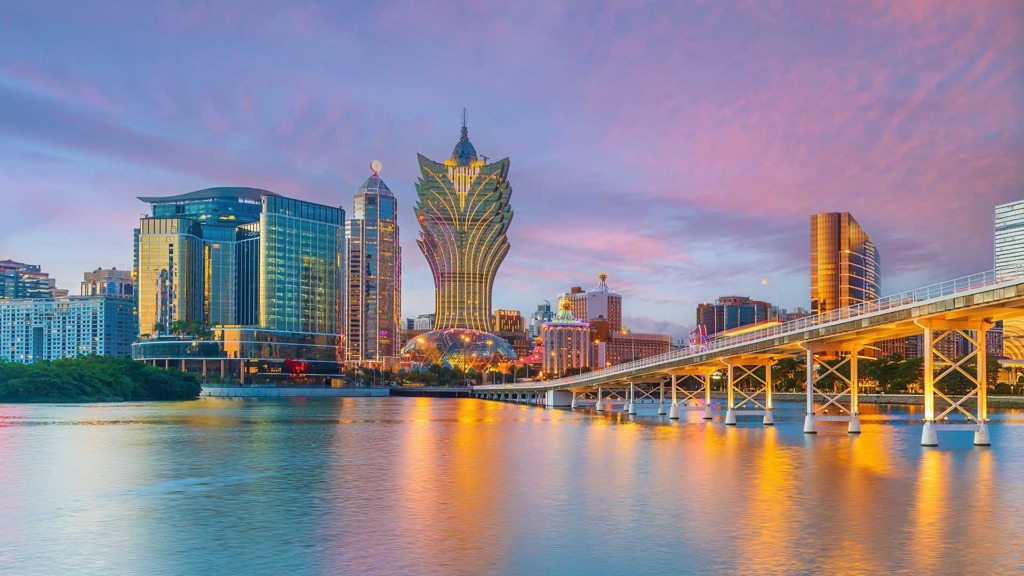 Закат в современном центре Макао