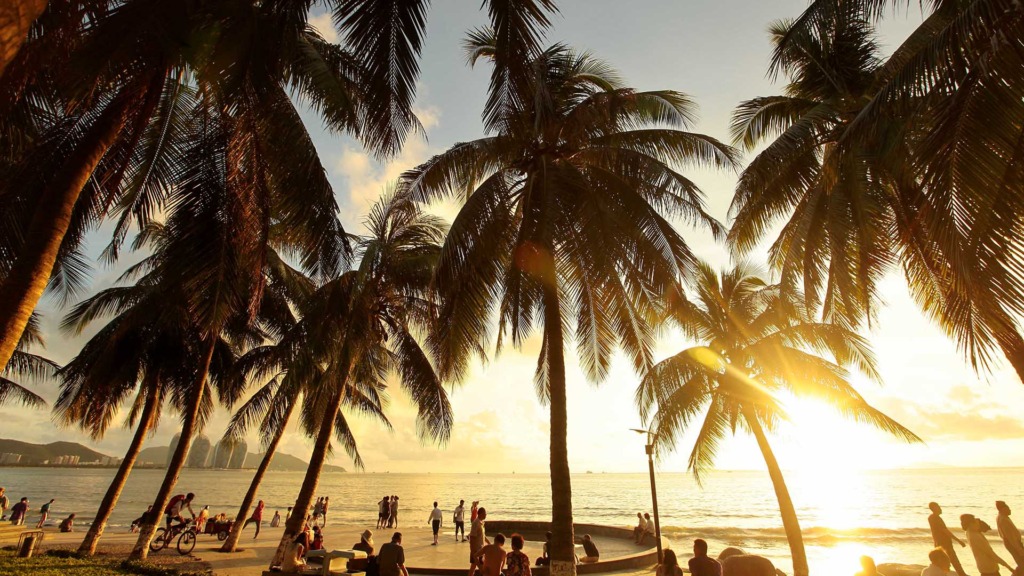 закат на пляже в Санье на острове Хайнань