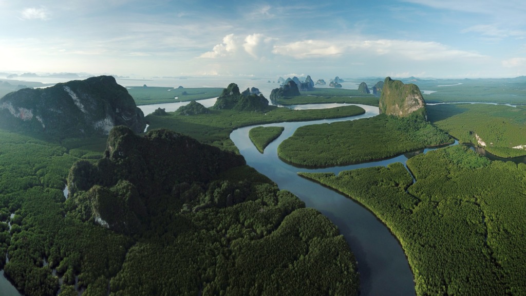 Вид сверху на национальный парк Ао Пхангнга.