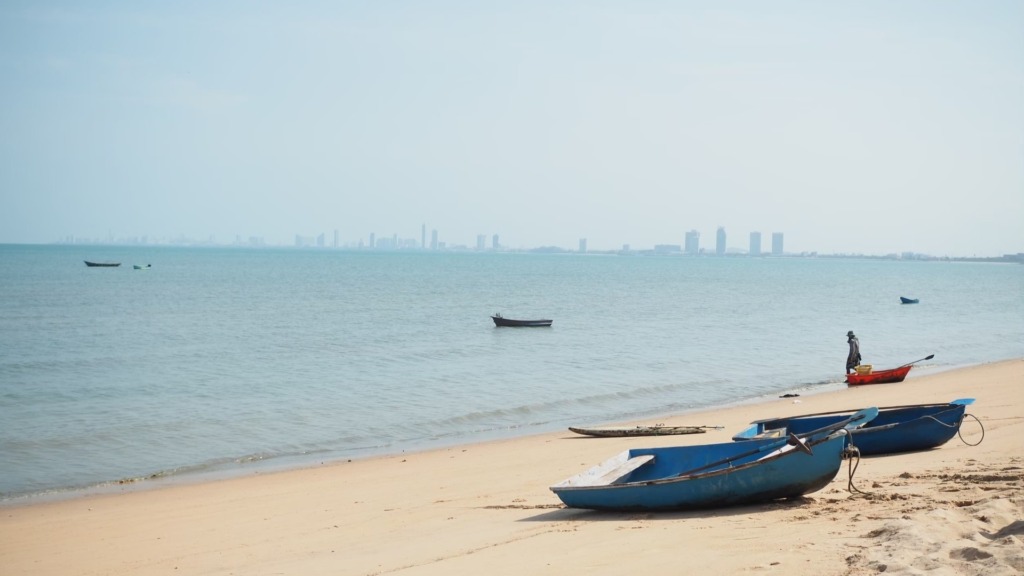 Лодки на пляже Банг Сарай, Паттайя.
