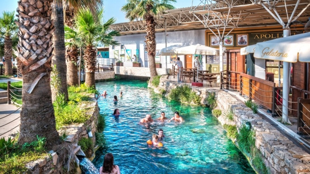 «Бассейн Клеопатры» с термальной водой в Памуккале.