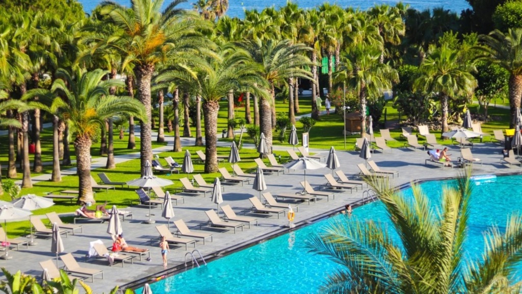 Зона отдыха у бассейна на курорте Сиде.