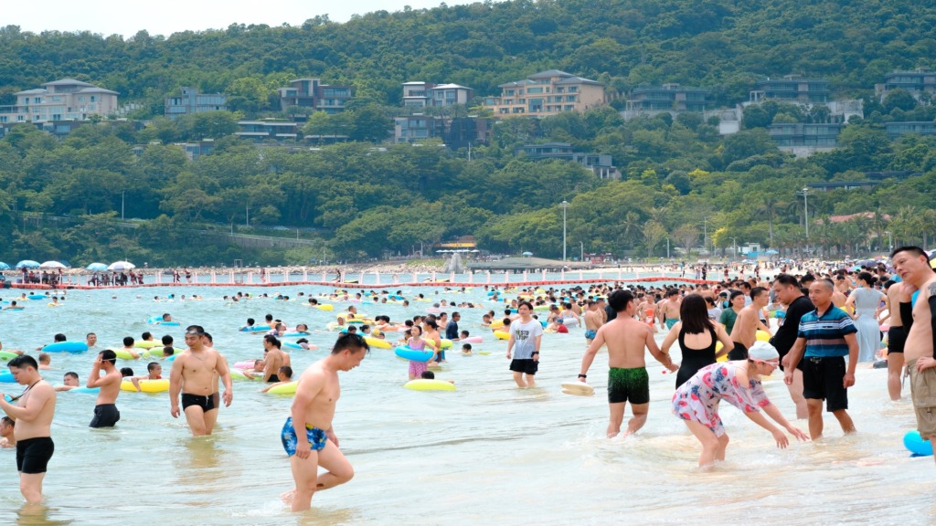 Многолюдный пляж Да-Мэй-Ша