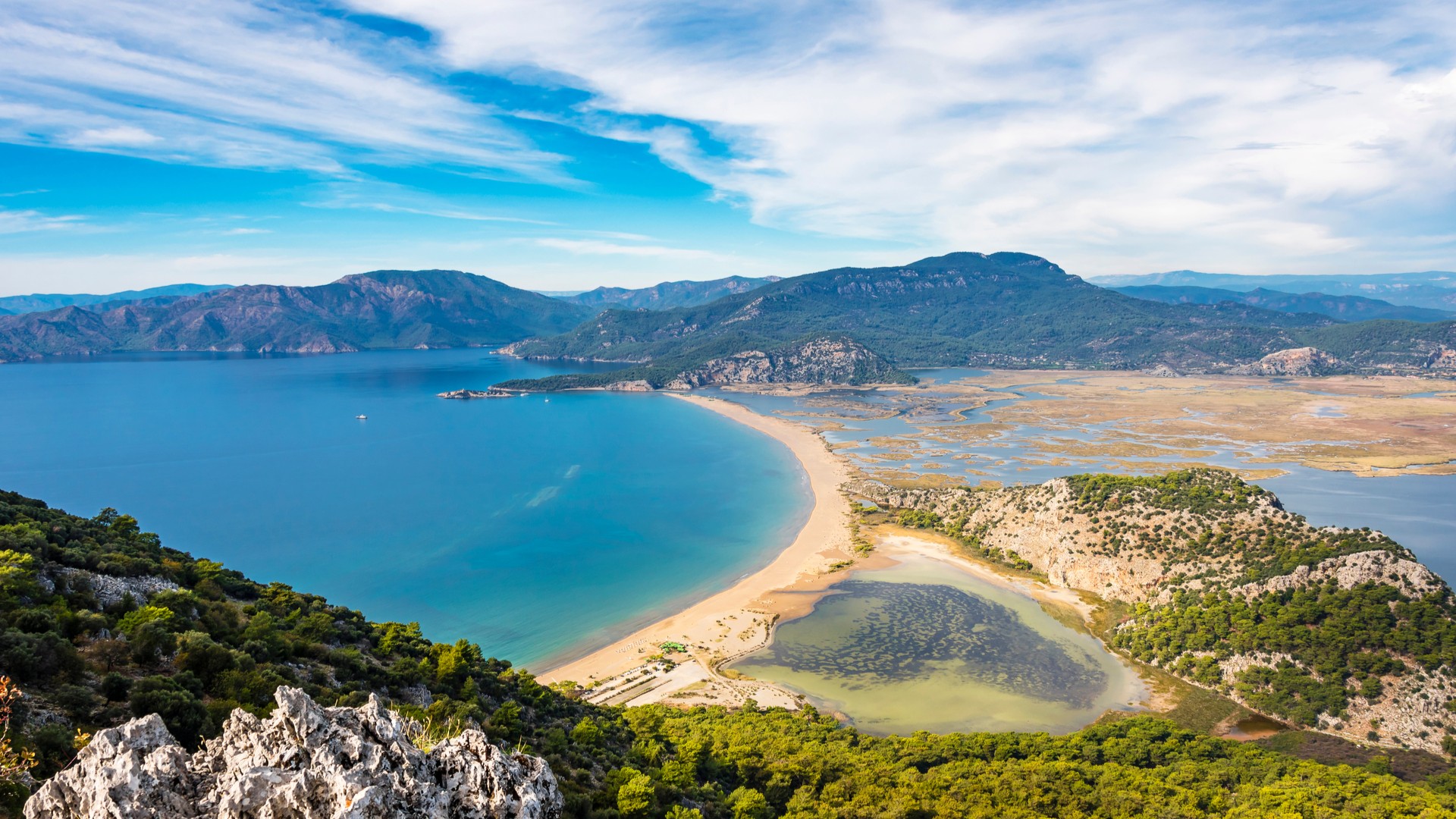 Вид на пляж Изтузу с холма в Дальяне, Турция.