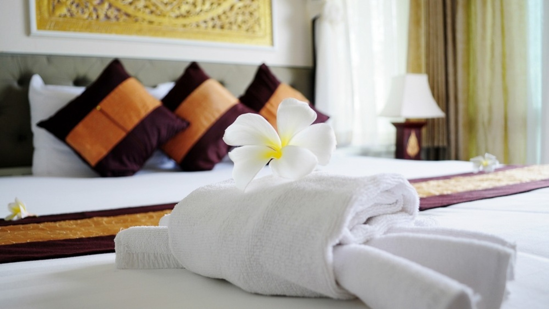 Декор спальни в номере бутик-отеля.