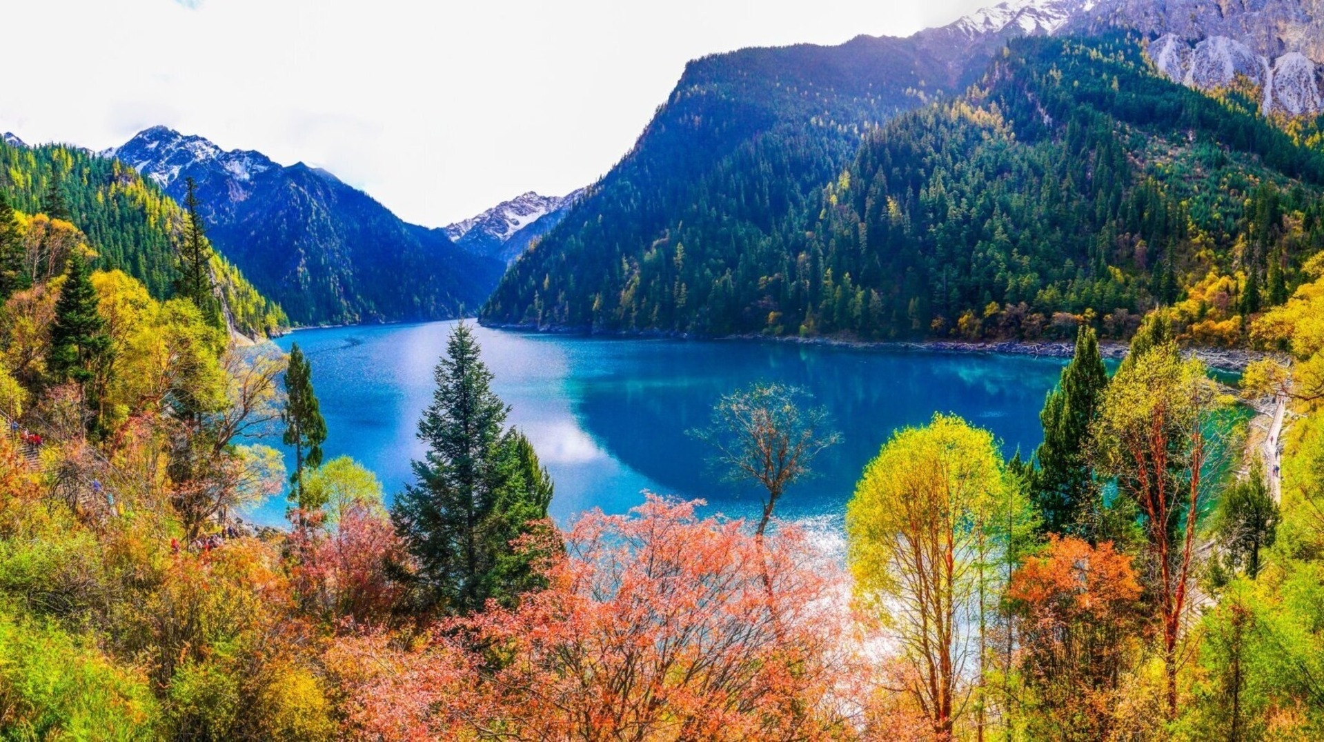 Длинное озеро в национальном парке Цзючжайгоу