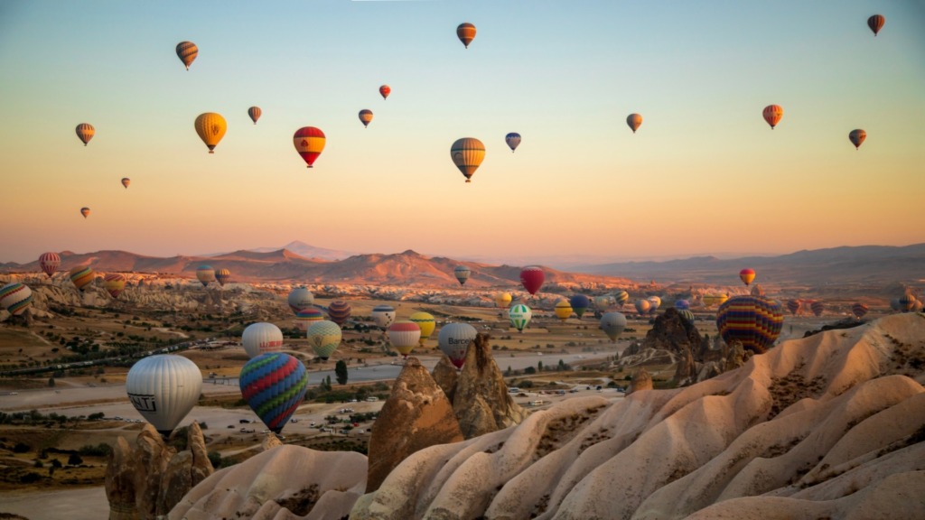 Воздушные шары летят над долиной Кызылчукур.