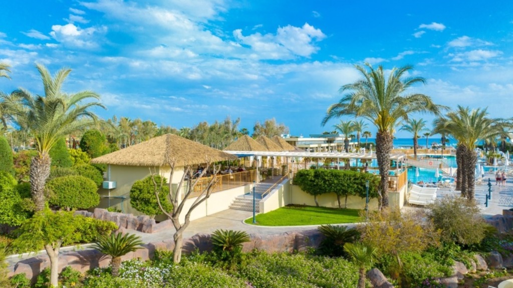 Домики люксового отеля у пляжа Лара, Анталья.