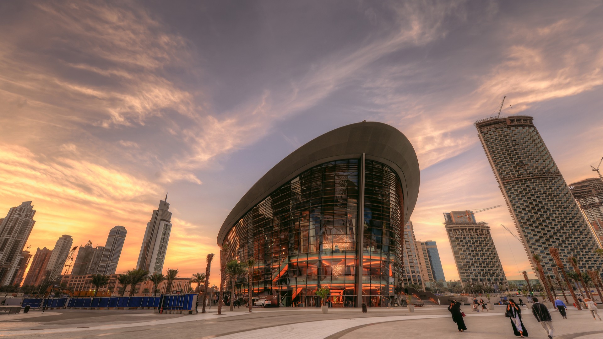 Дубайская опера на закате.