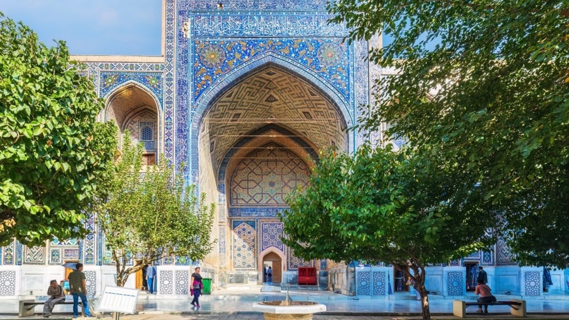 Двор медресе на площади Регистан