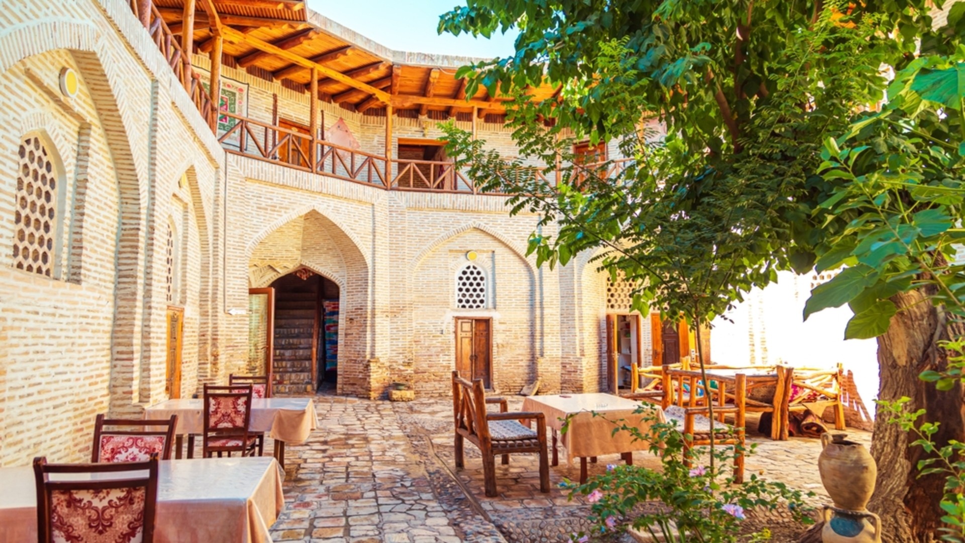 Дворик старинного медресе в Бухаре.