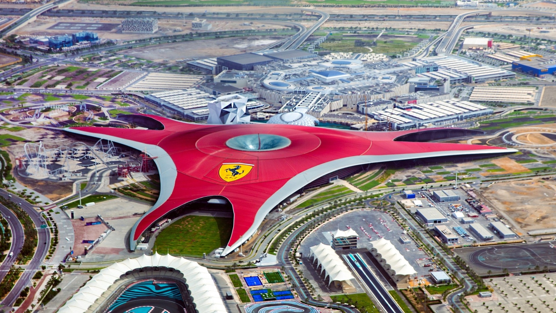 Вид сверху на тематический парк Ferrari World.