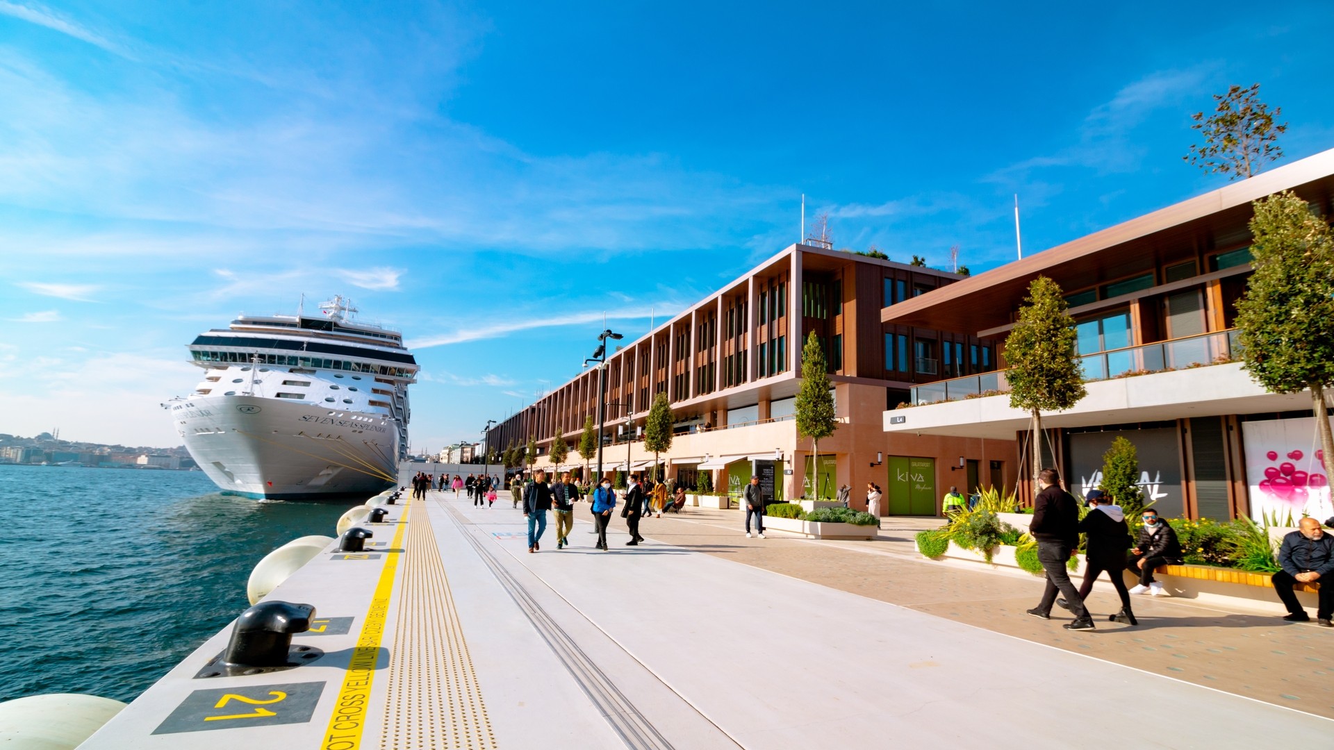 Вид на Галатапорт с круизным лайнером, Стамбул.