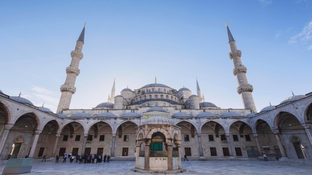 Внутренний двор Голубой мечети в Стамбуле.