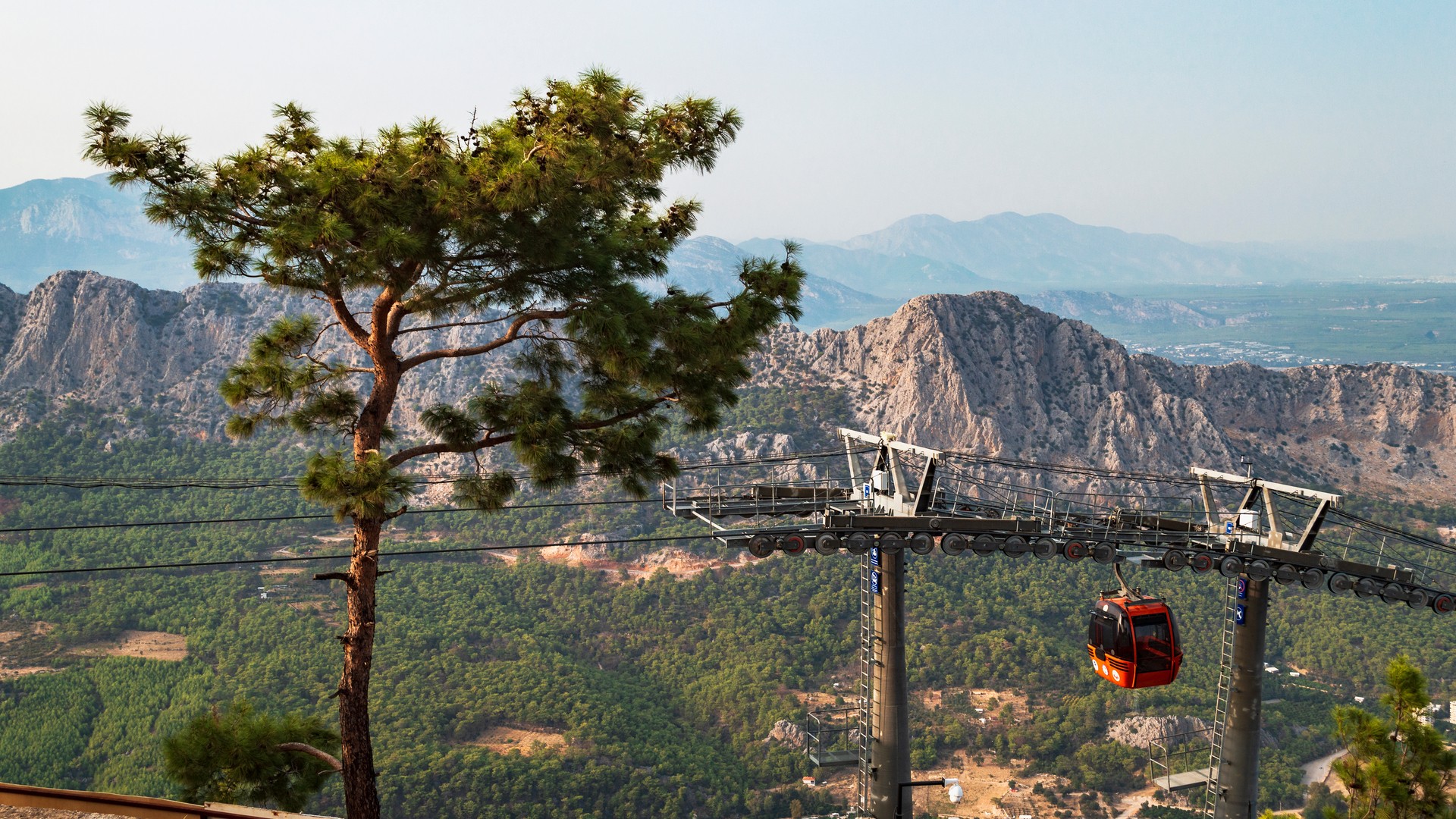Вид на канатную дорогу и горы Тюнектепе в Анталье.