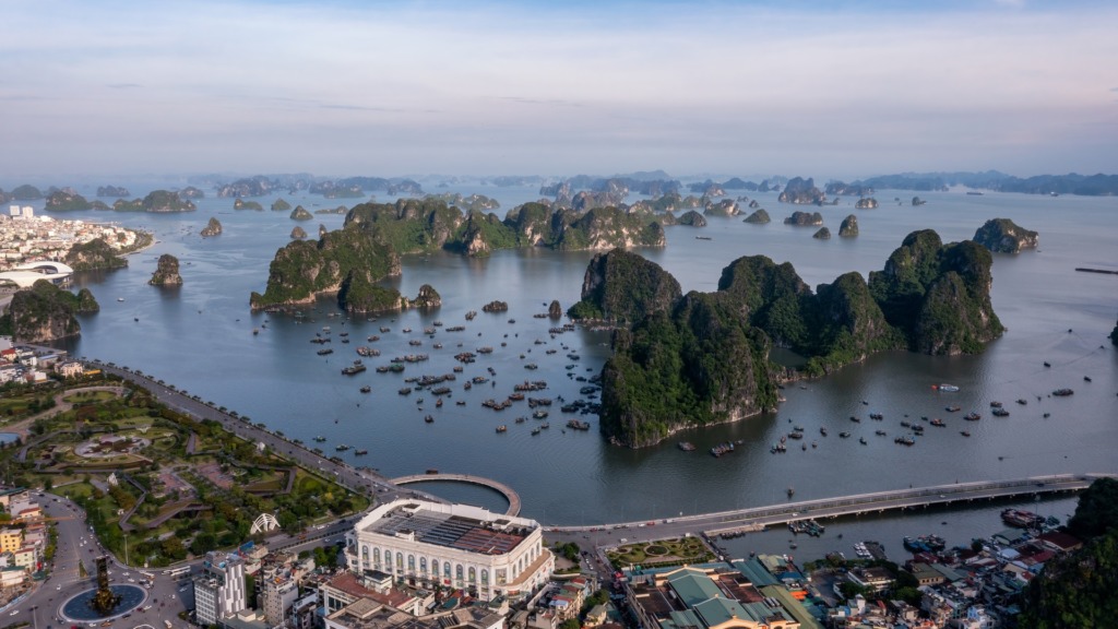 Бухта Халонг с высоты птичьего полета в городе Хон Гай