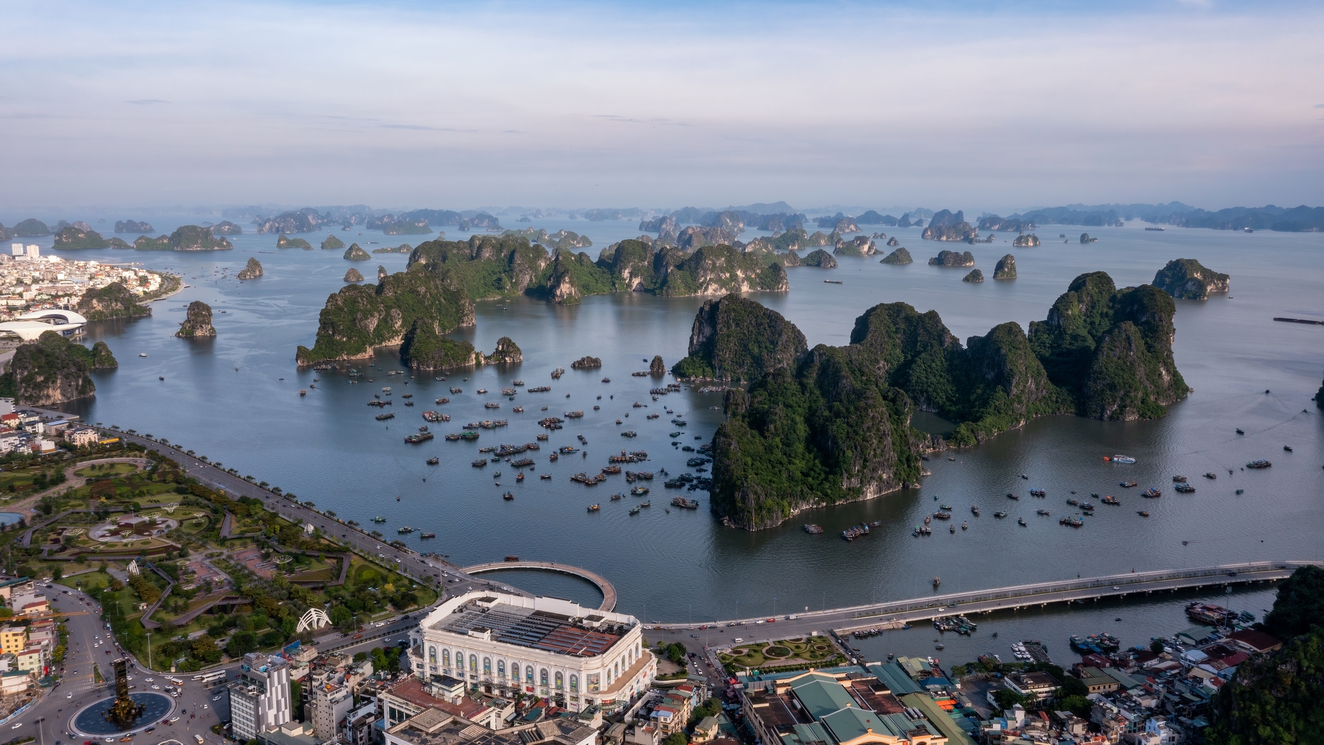 Бухта Халонг с высоты птичьего полета в городе Хон Гай