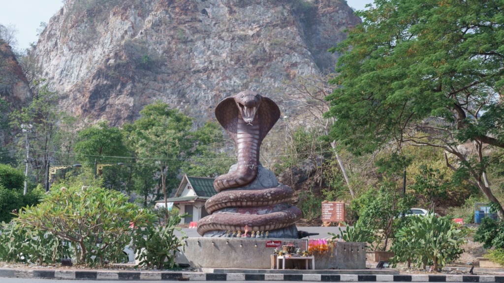 Храм Змеиной Горы, Ратчабури.