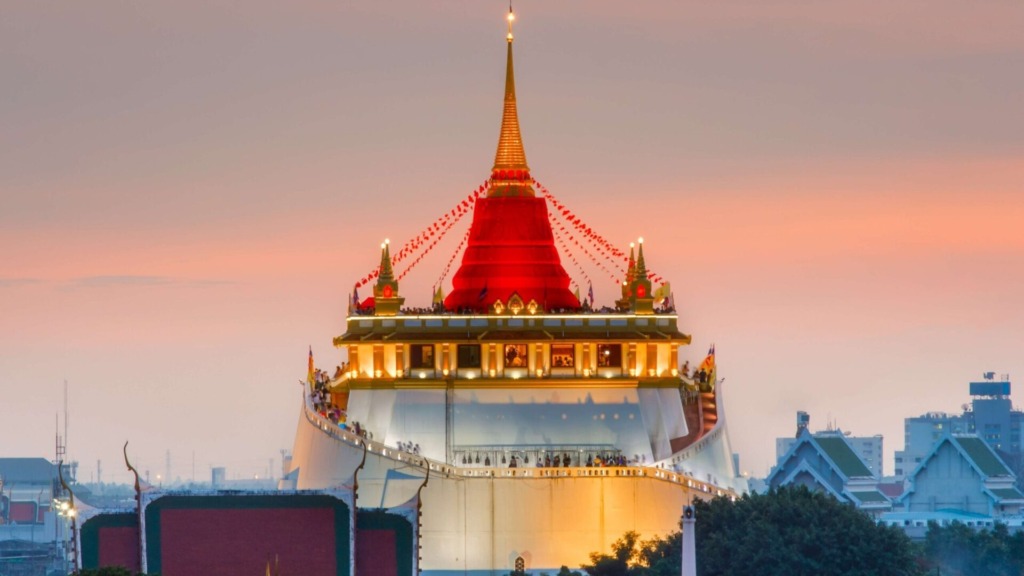 Храм Золотой горы (Ват-Сакет) в Бангкоке.