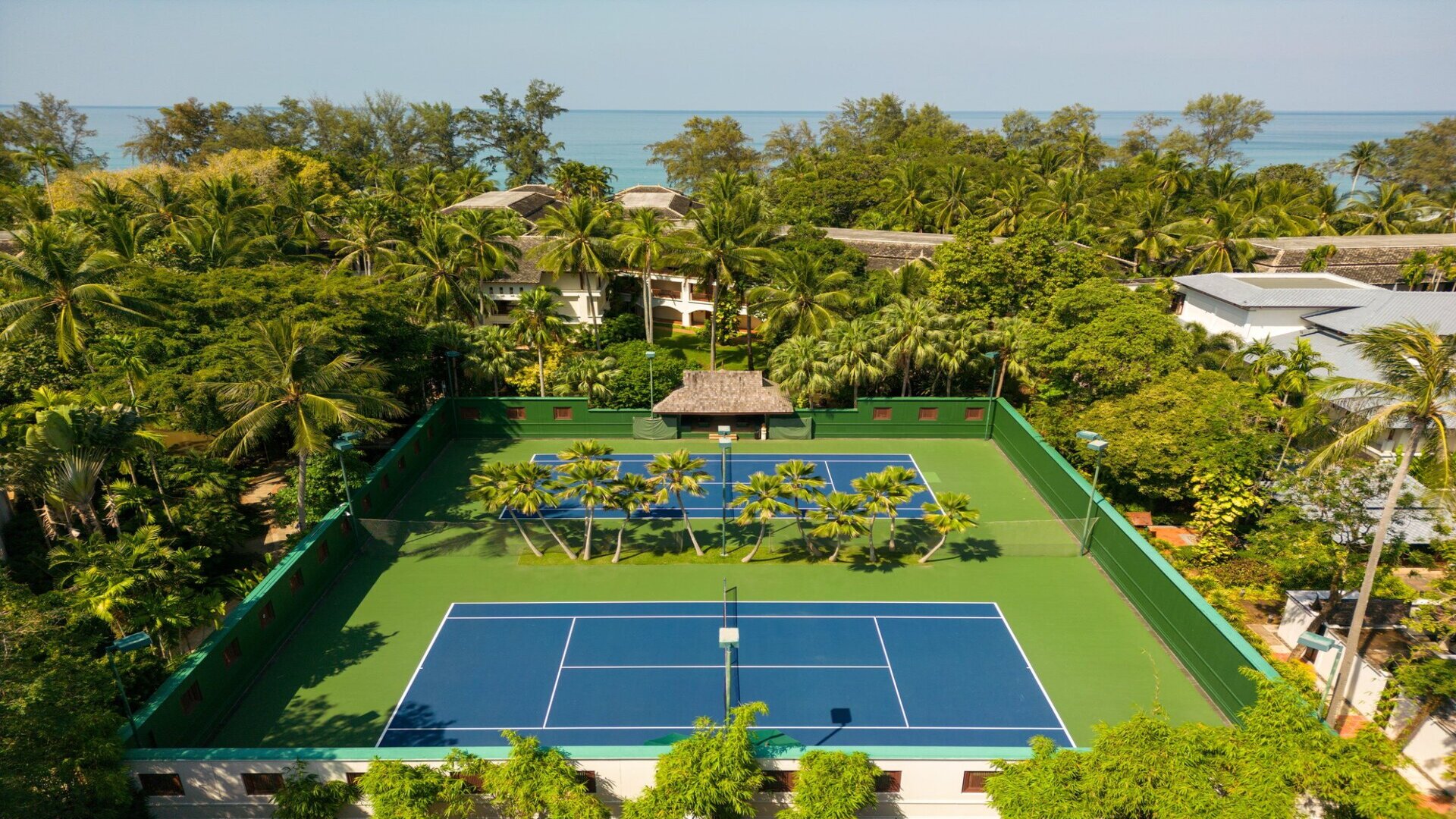 Теннисный корт отеля JW Marriott Phuket Resort & Spa в Май-Кхао.