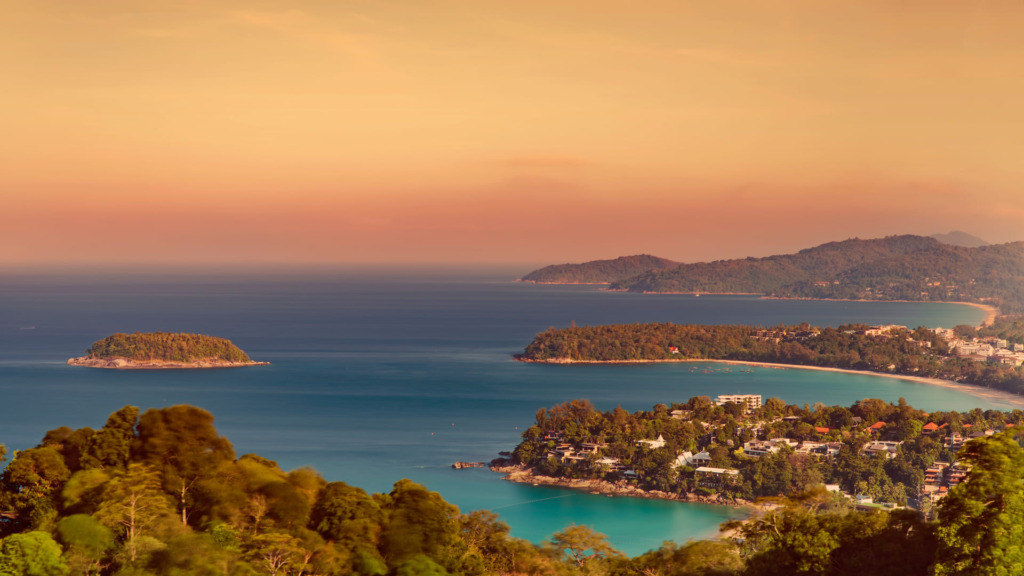 Вид на пляжи со смотровой площадки Карон, Пхукет.