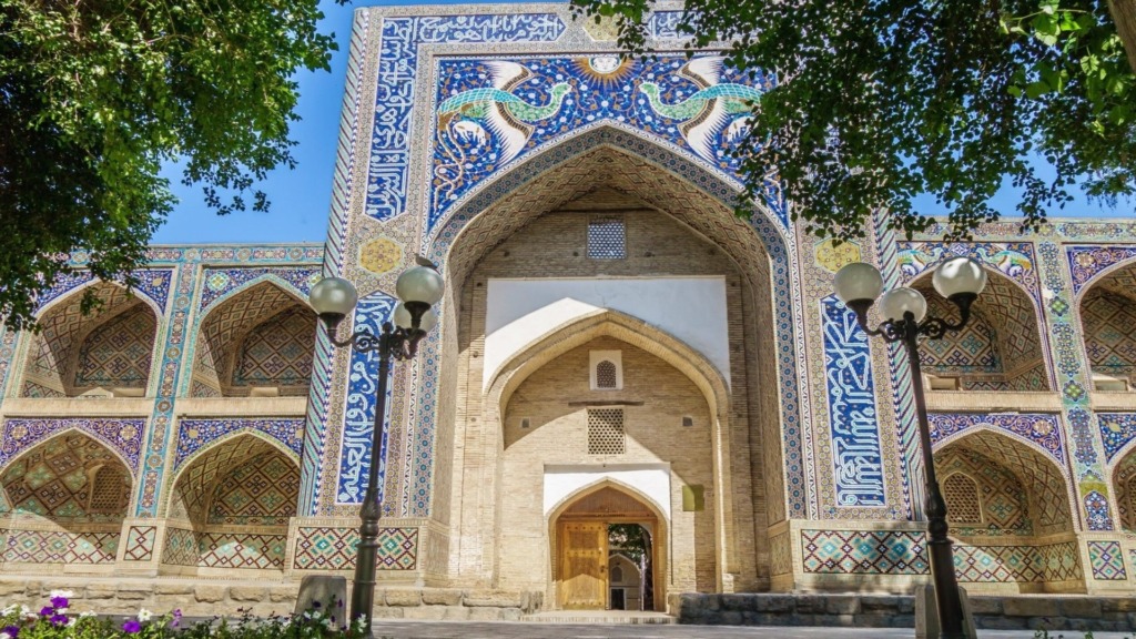 Медресе Нодир Диван-Беги в Бухаре.