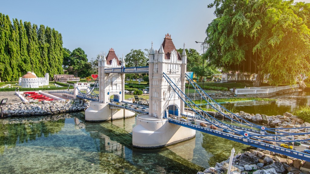 Миниатюра Тауэрского моста в парке "Мини-Сиам".