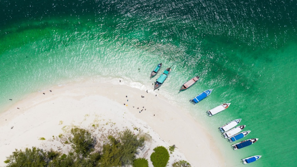 Чистые воды пляжа Ноппарат Тхара, Краби.