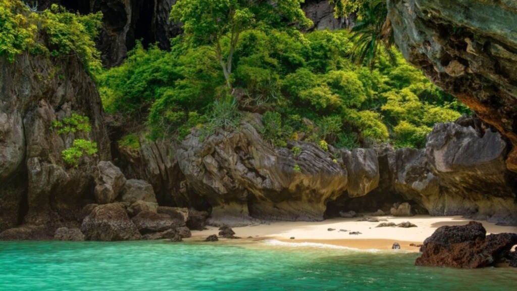 Пляж в пещере Пхра Нанг, Краби