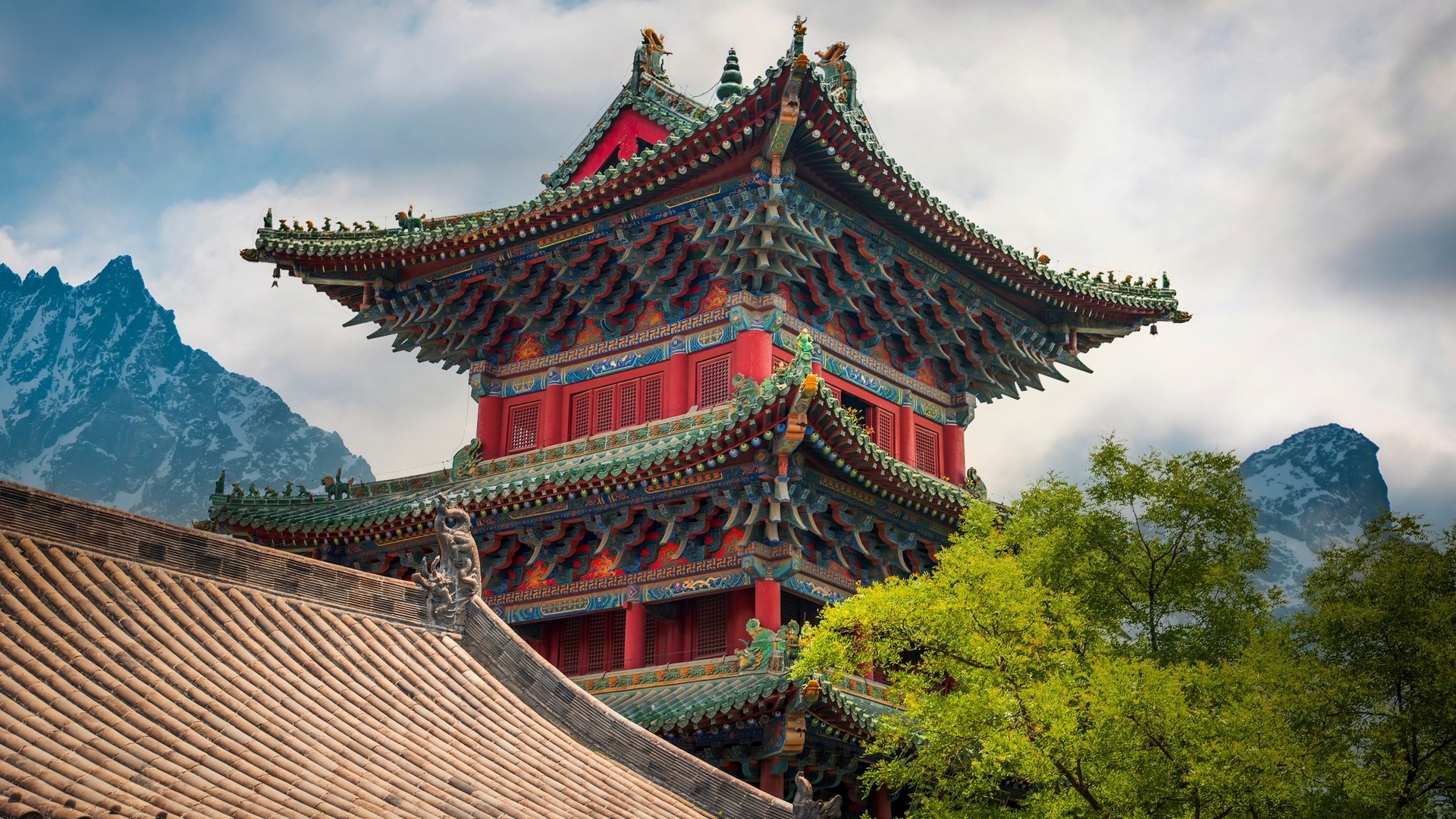 Буддийский монастырь Шаолинь в горах Китая.