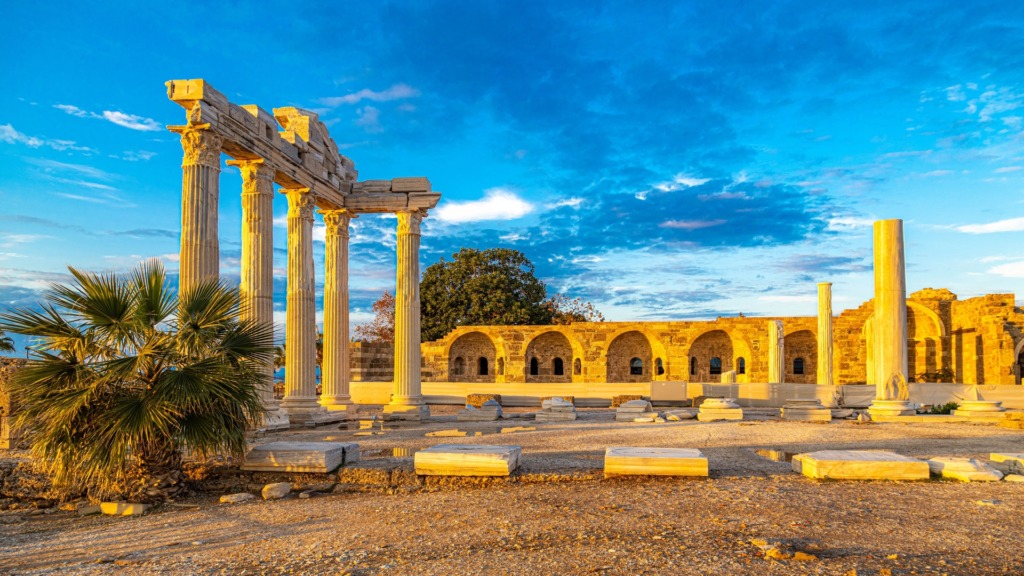 Руины храма Аполлона и храма Афины рядом с пляжем Сиде.