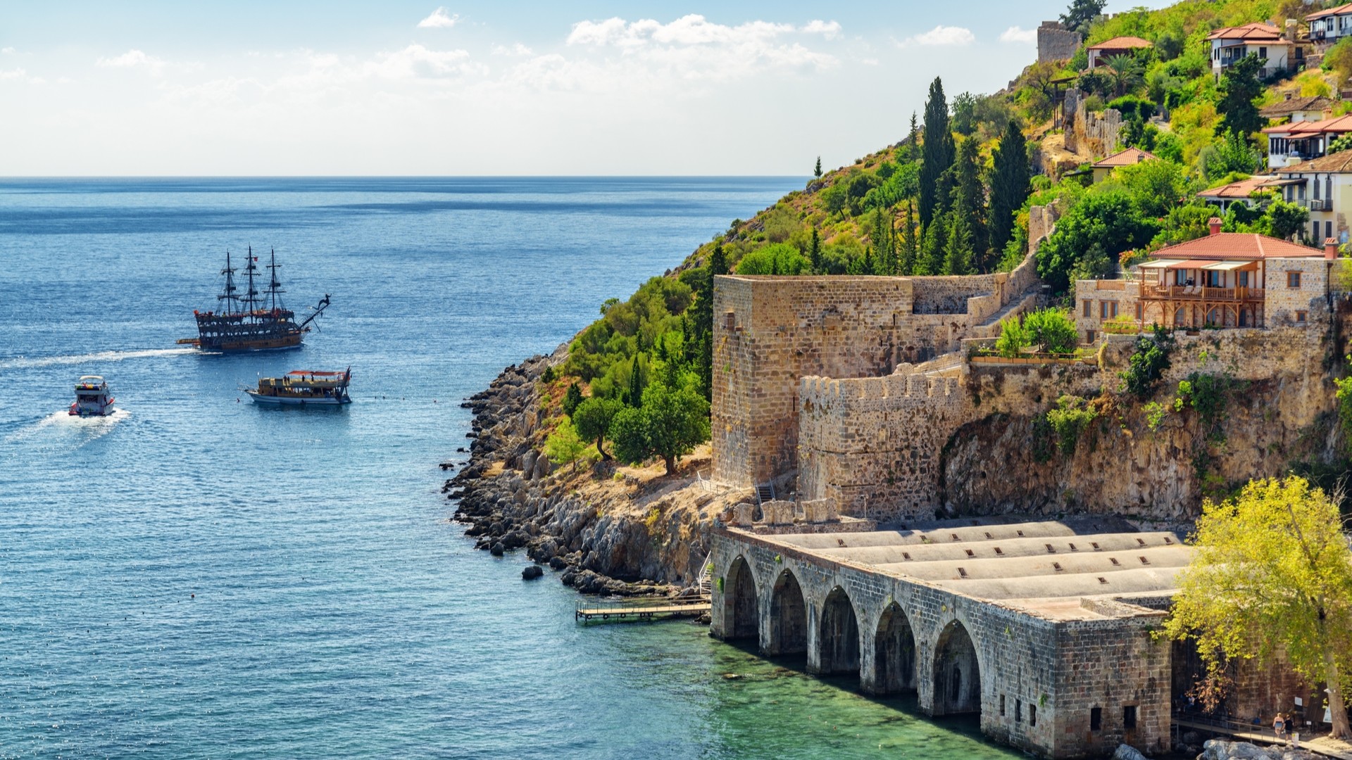 Потрясающий вид на судоверфь Терсане, Аланья.
