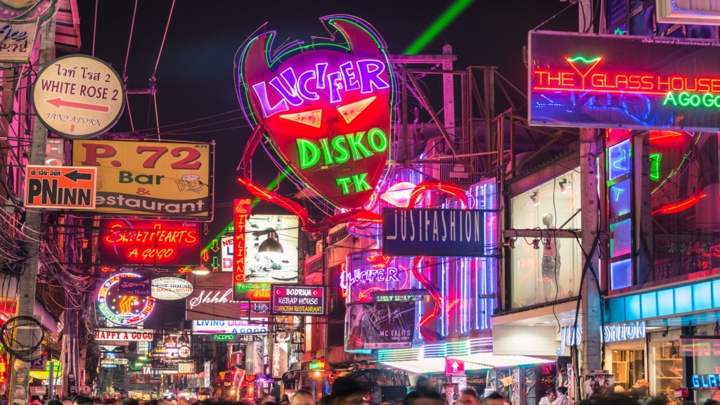 Неоновые вывески на улице Уолкинг-стрит.