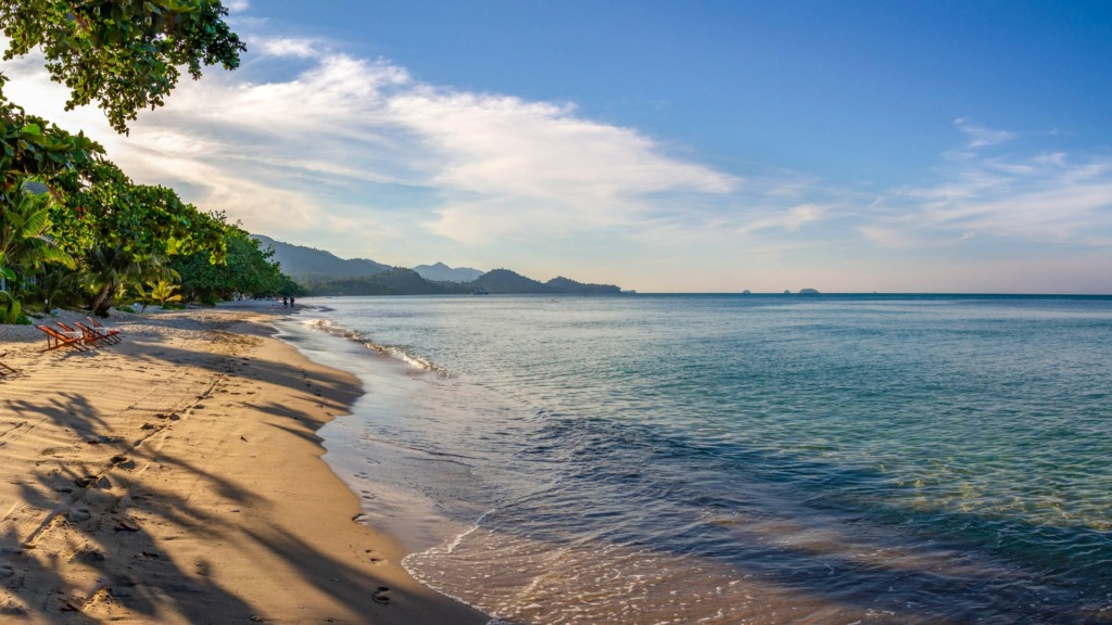 Панорамный вид на рассвет пляжа Вайт Сенд, остров Ко Чанг.