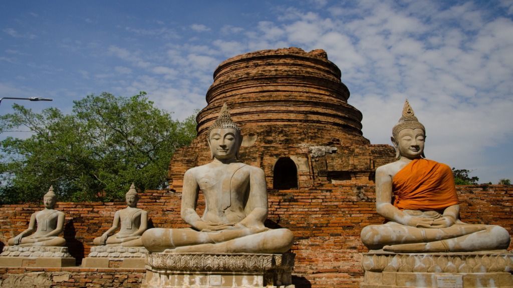 Статуи Будды у храма Ват Яй Чай Монкгол в Аюттхае.