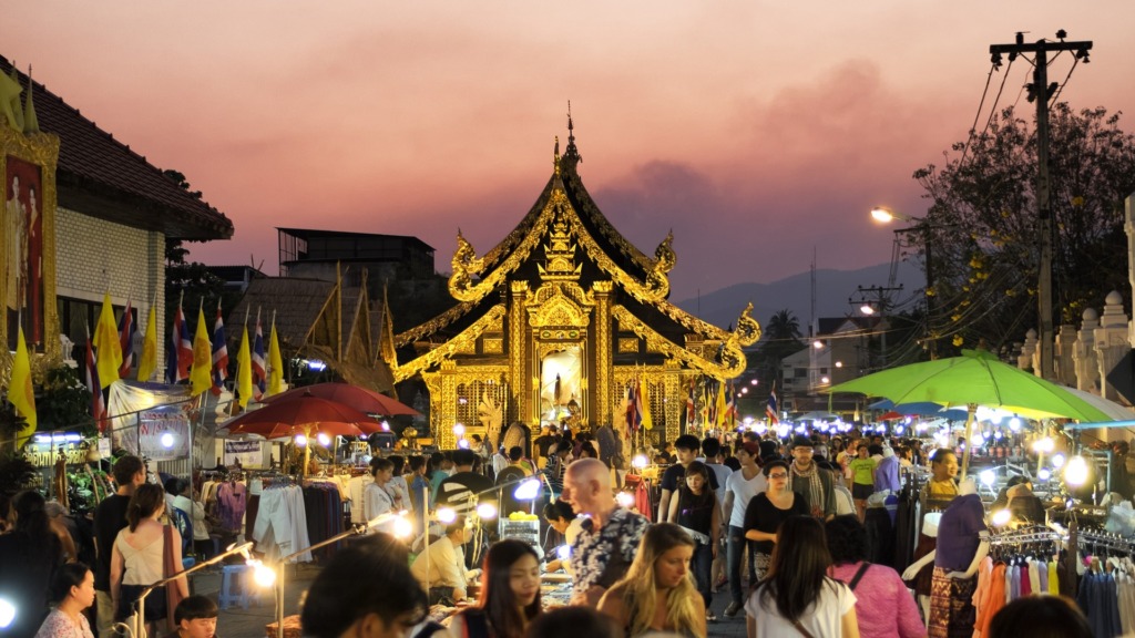 Вечерний рынок в Чиангмае.