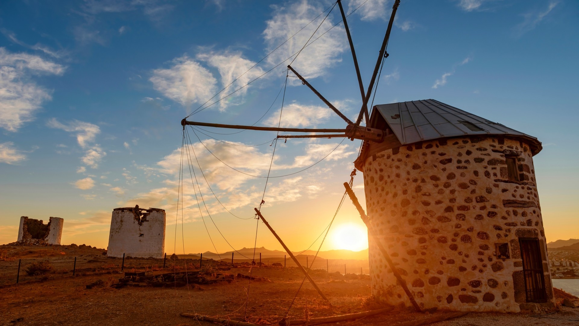 Старые ветряные мельницы на холме между Бодрумом и Гюмбетом.