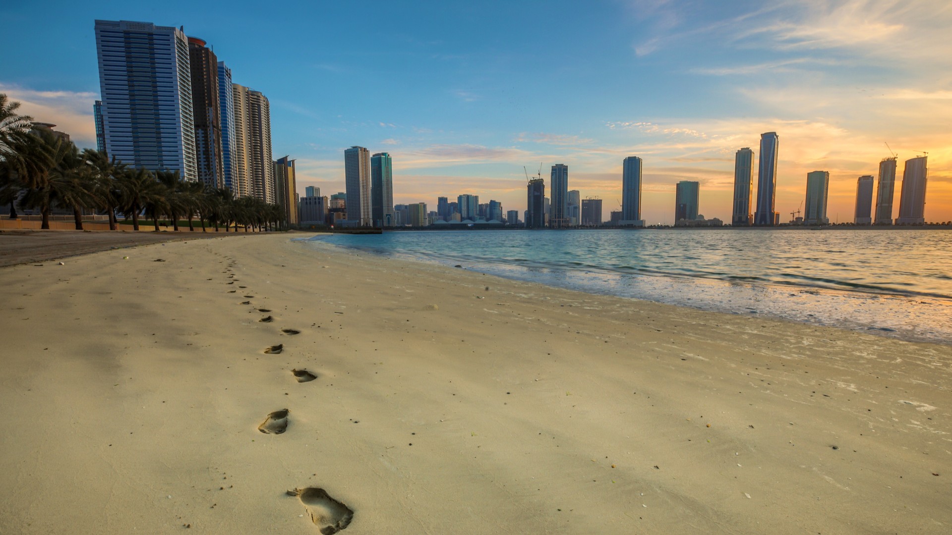 Пляж Эль-Хан на закате, Шарджа.