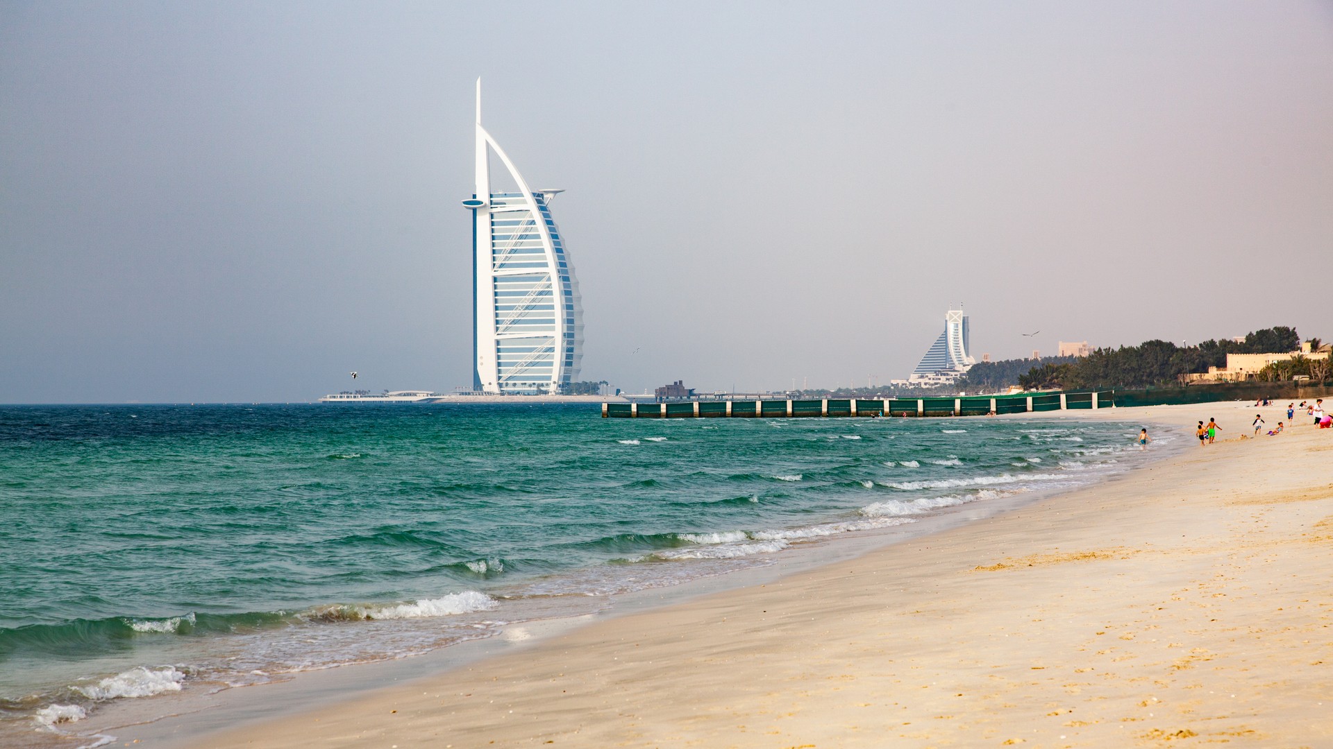 Вид на Бурдж-эль-Араб с общественного пляжа Эль-Суфух.