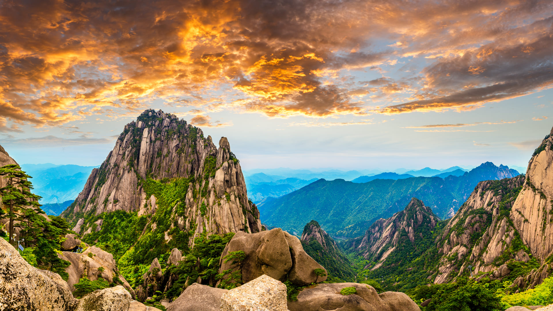 Живописный вид на горы Хуаншань.