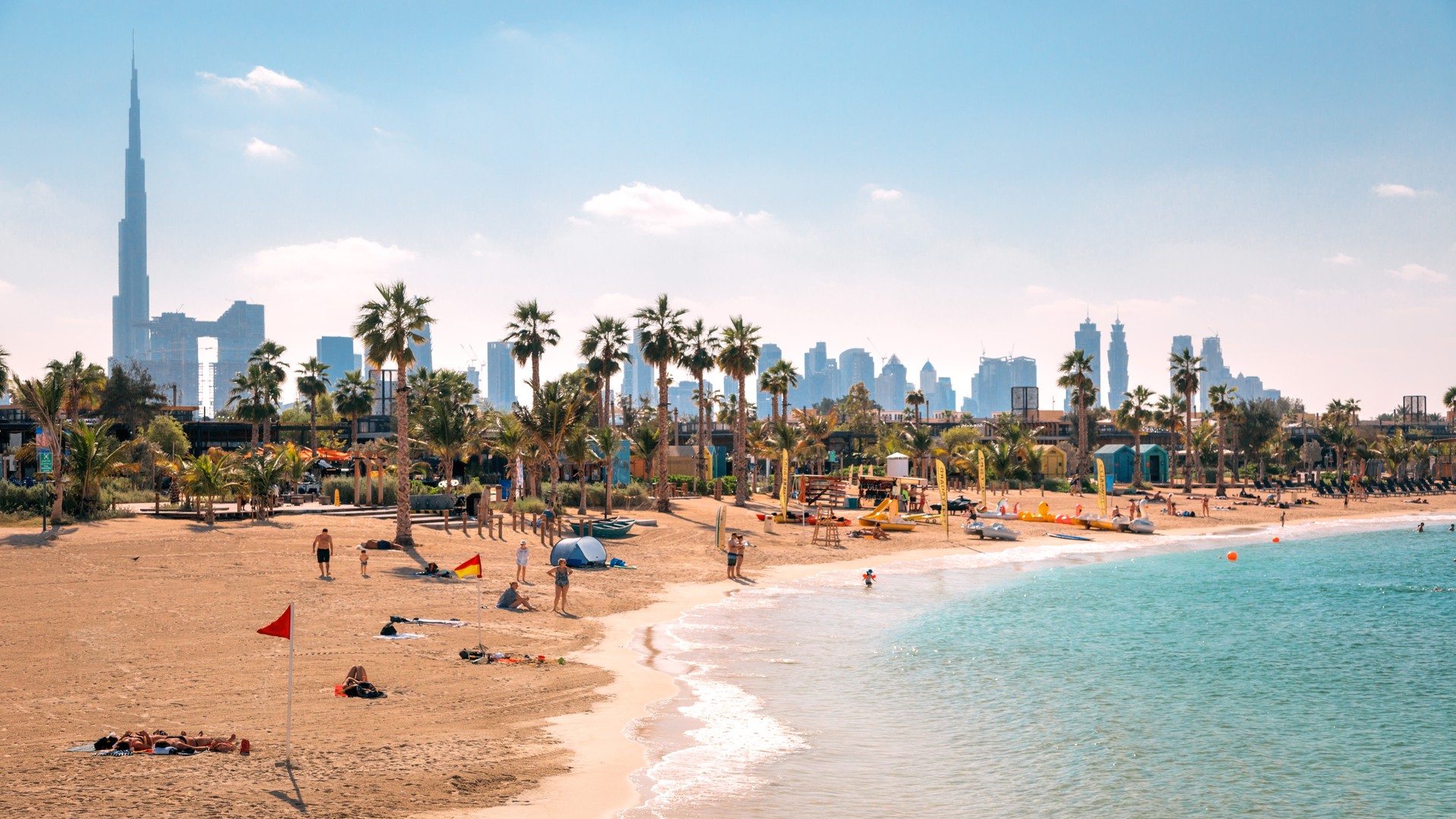 Пляж Ла Мер на фоне дубайского горизонта и башни Бурдж-Халифа.