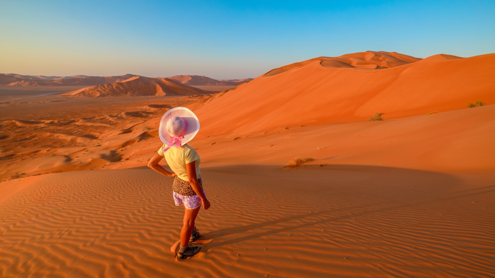 Женщина посреди пустыни Руб-эль-Хали.