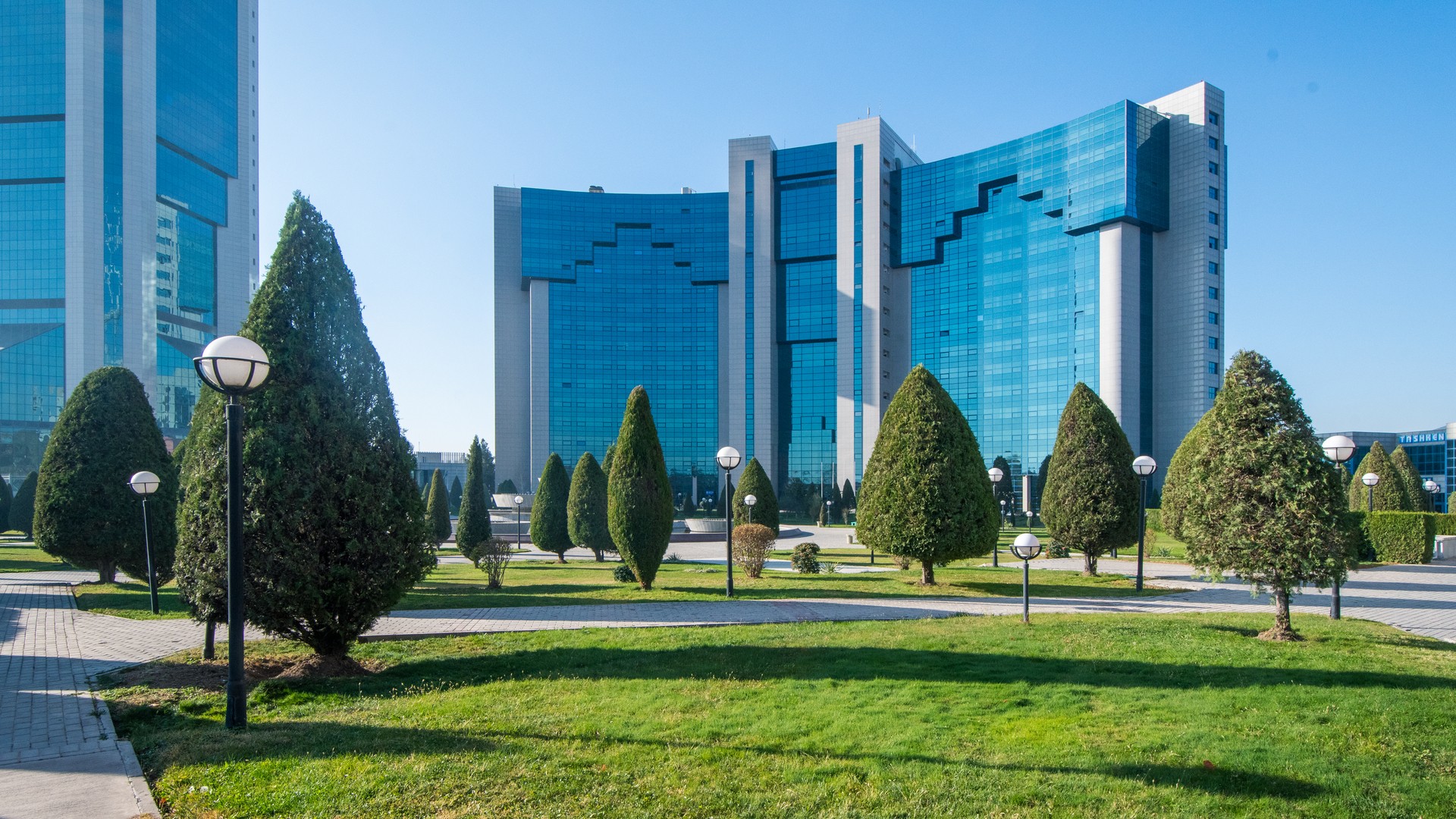 Отель InterContinental Tashkent и парк в центре города.