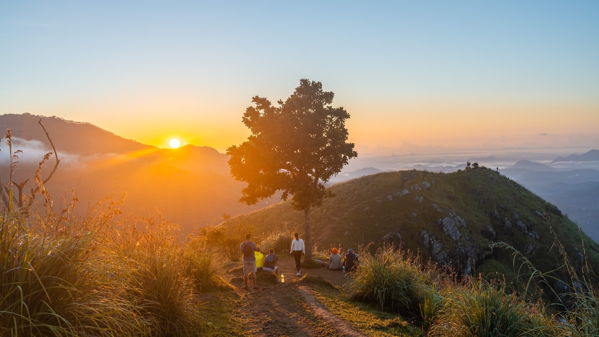 Маленький пик Адама во время восхода солнца в Элле.