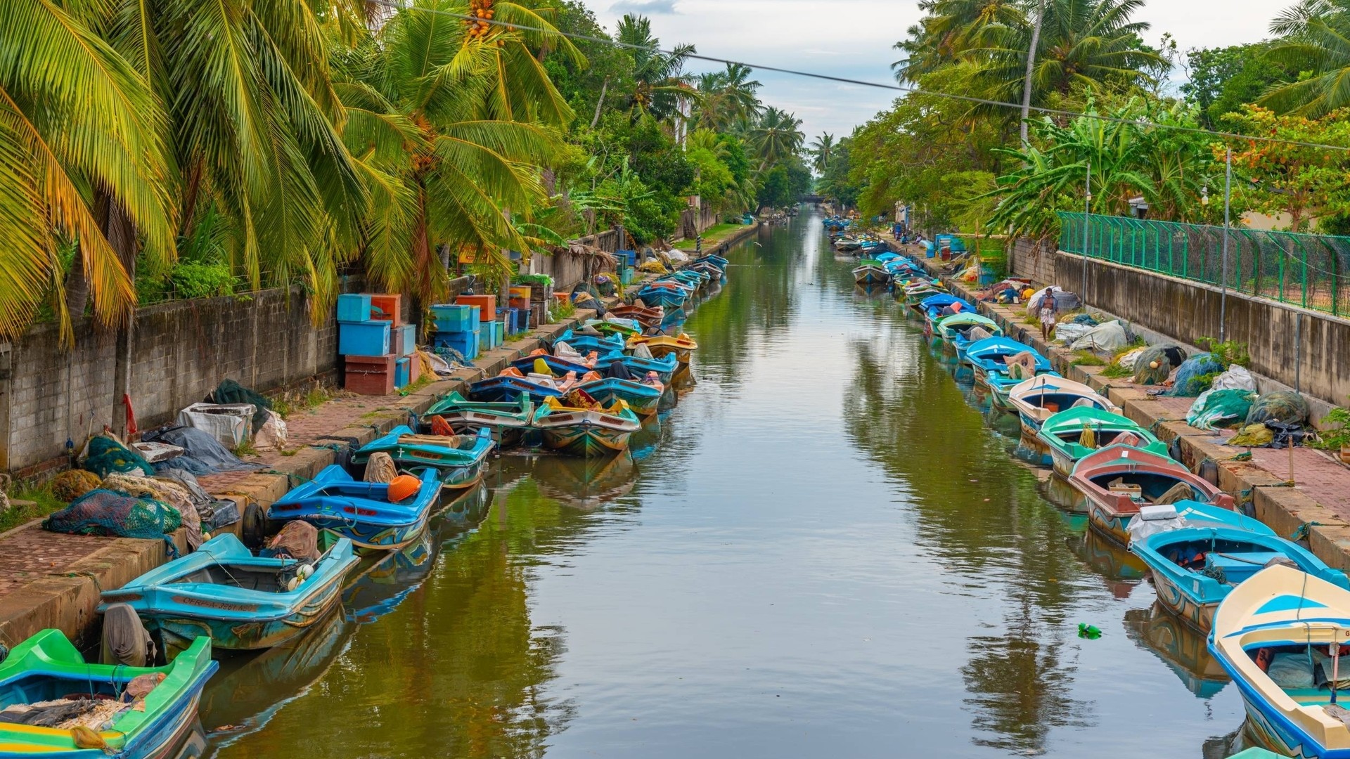 Разноцветные лодки пришвартованы на голландском канале в Негомбо.