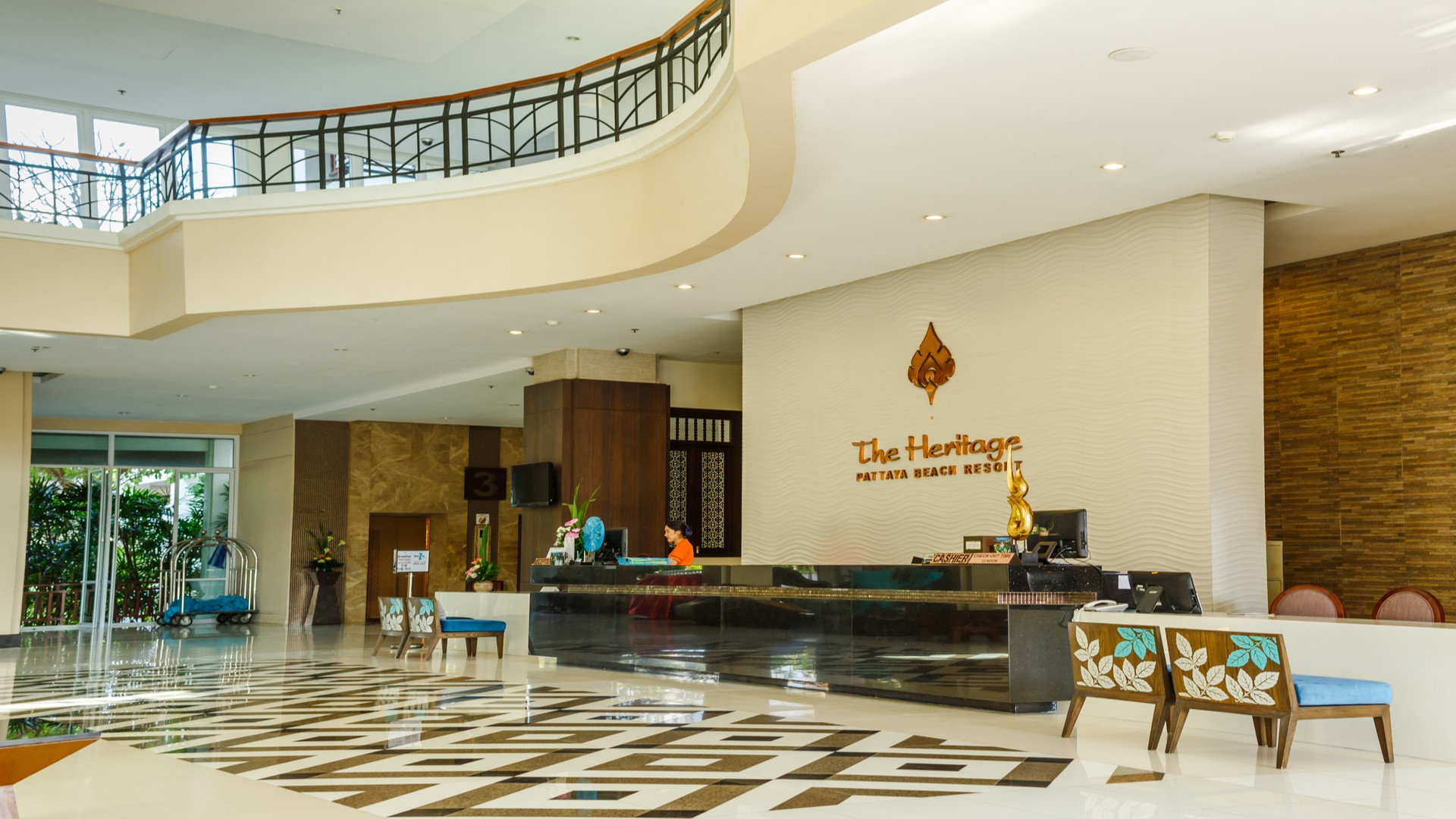 Вестибюль отеля The Heritage Pattaya Beach Resort.