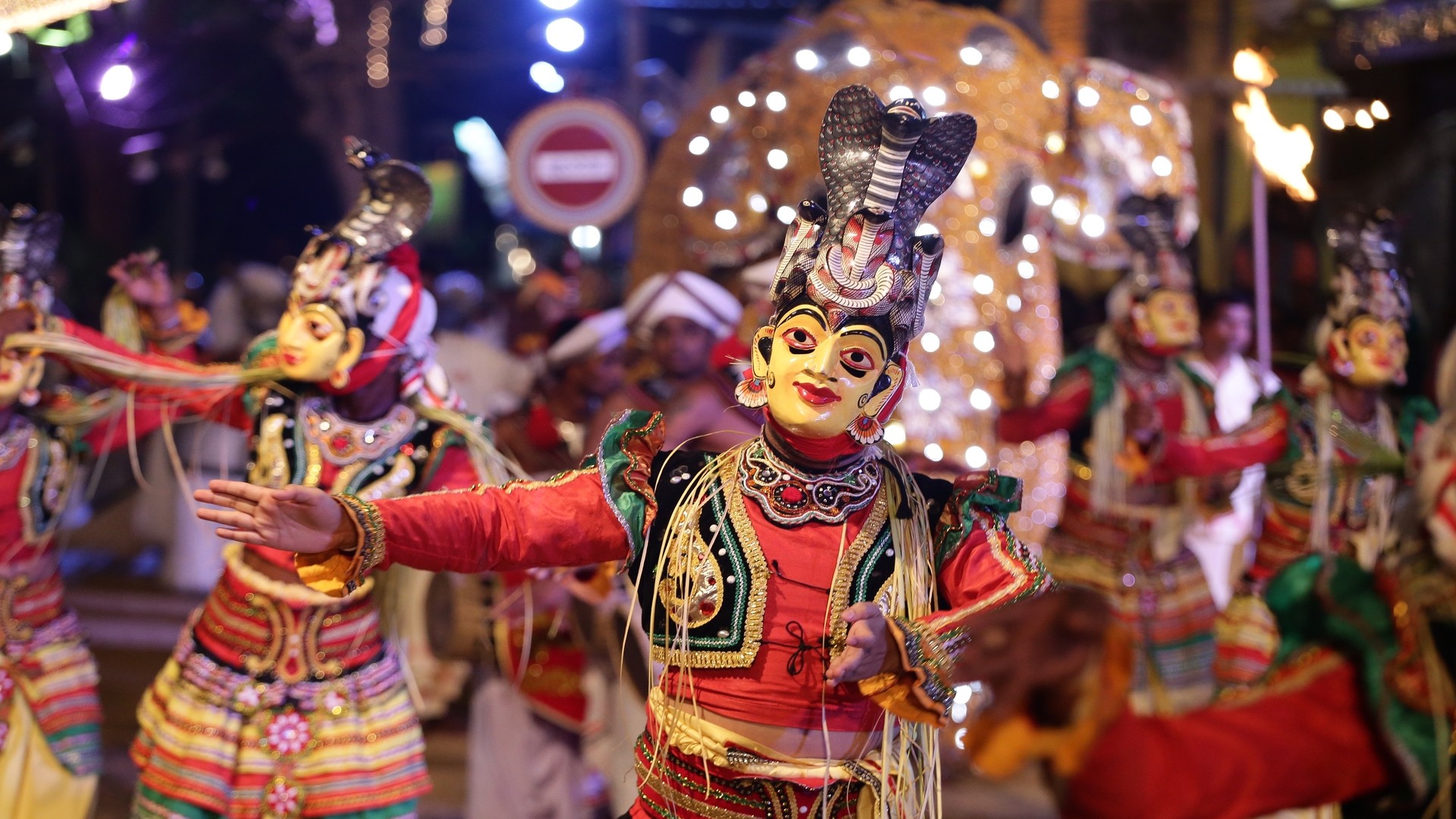 Традиционные танцоры Шри-Ланки выступают во время ежегодного праздника Катрагама Перахера.